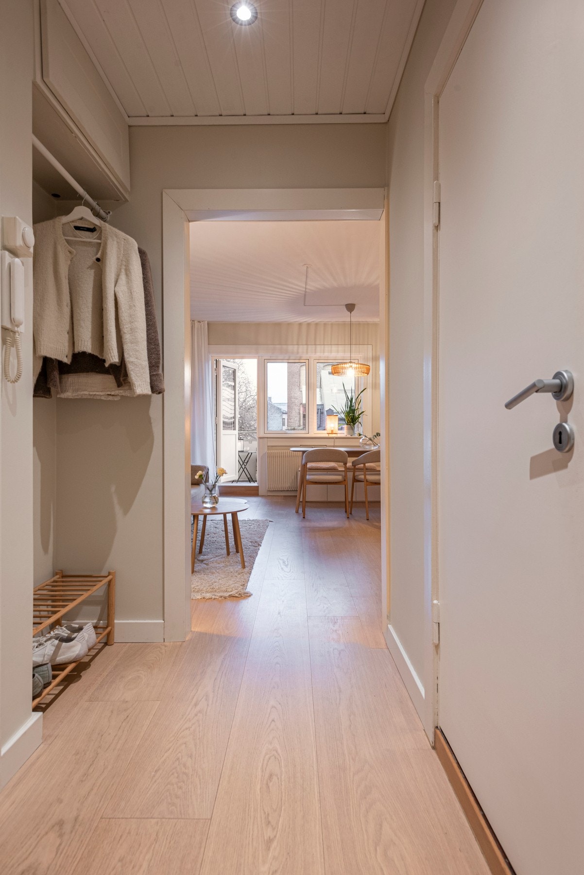 Entréen gir et godt første inntrykk av boligen med smarte løsninger for å henge fra seg yttertøy og sko. Galleribilde