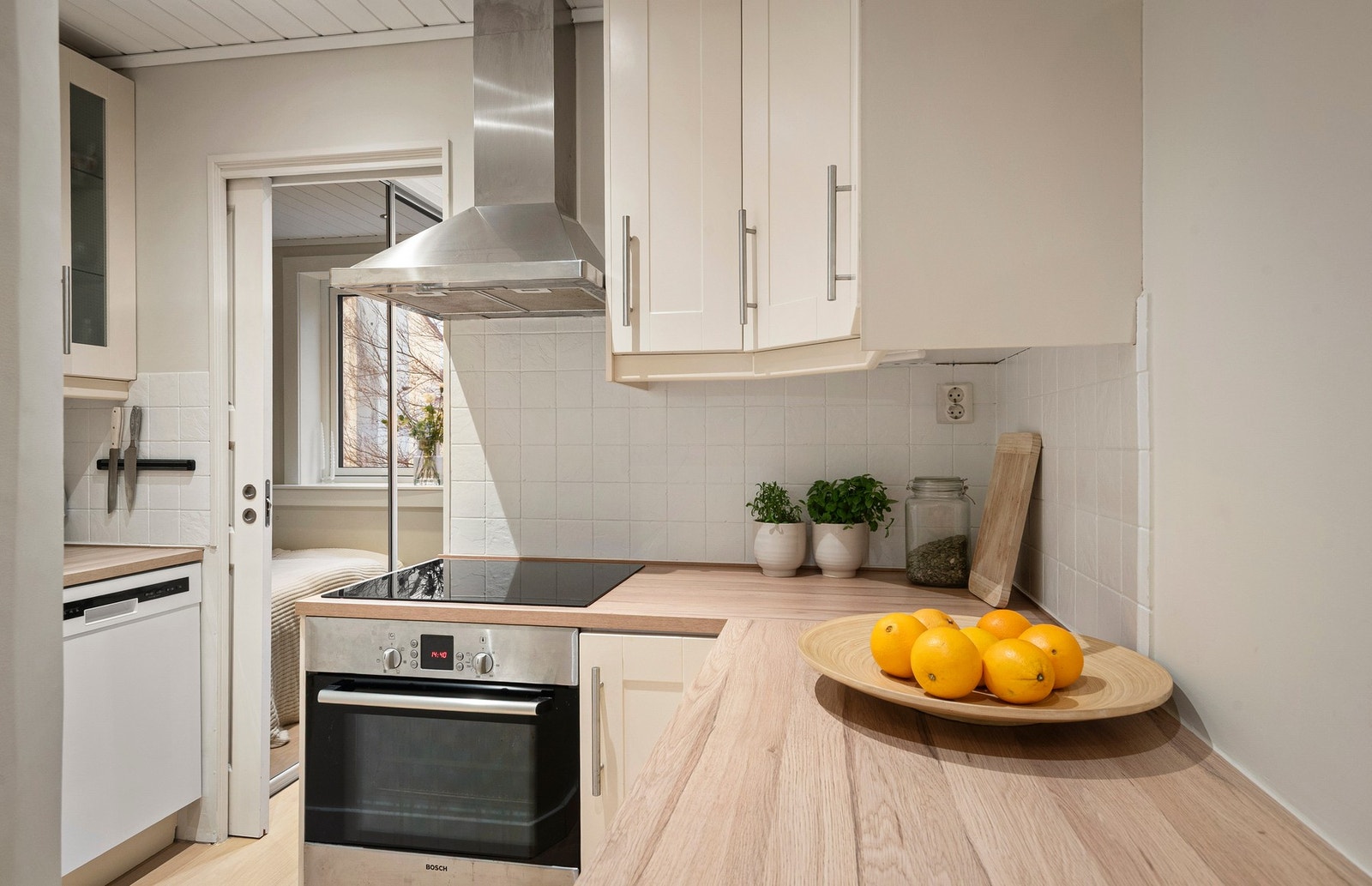 I 2025 ble flisene over benk malt. Galleribilde