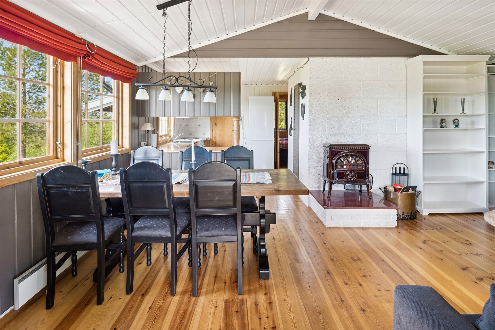 Stue med plass til både sofagruppe og spisegruppe. Takhøyden gir en luftig og god følelse Galleribilde