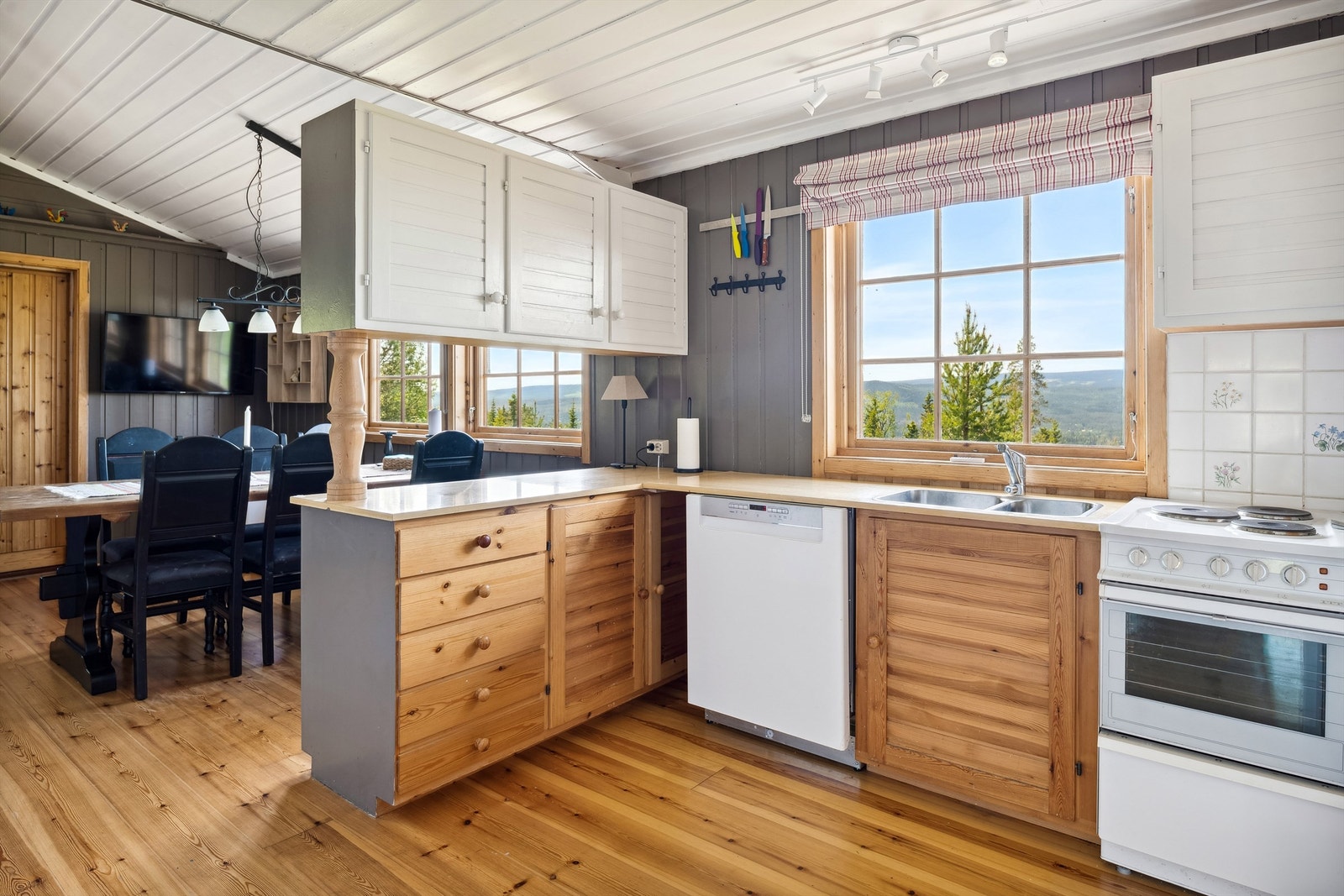 Åpen kjøkken- og stueløsning som gir hytta en god romfølelse. Heltre kjøkkeninnredning Galleribilde