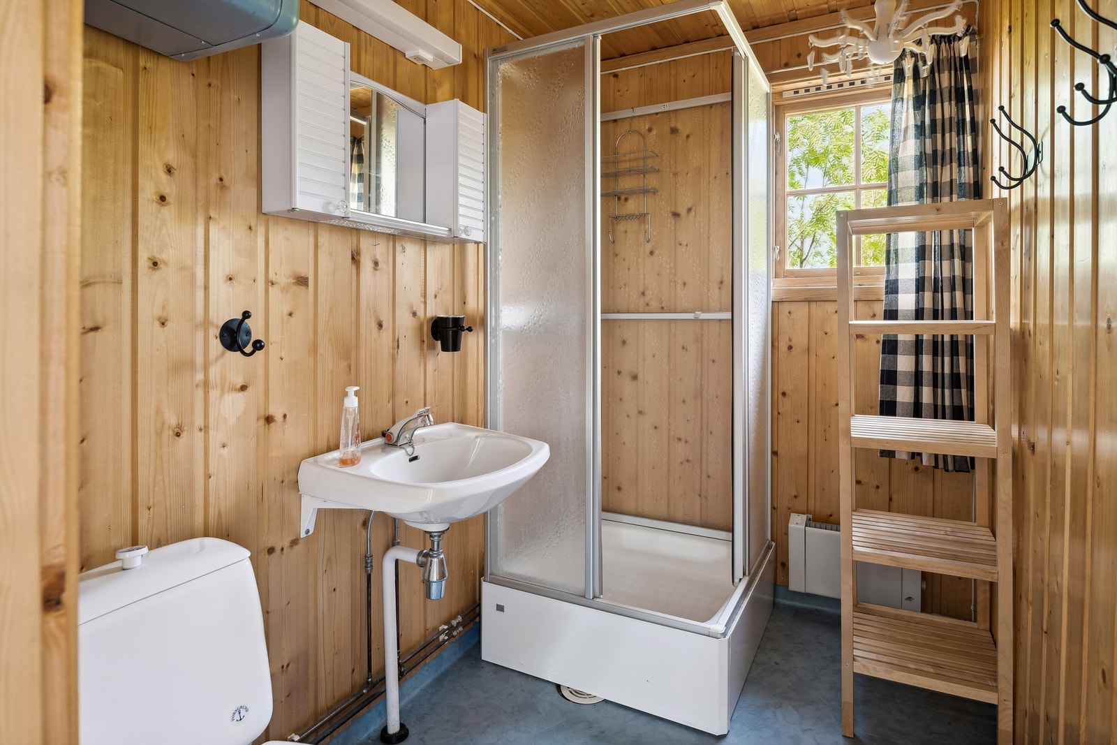 Toalett rom med vegghengt servant og wc. Dusjkabinett. Galleribilde