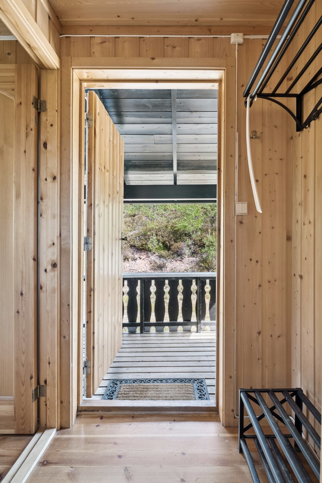 Entré/ gang med garderobeskap og god plass til å henge av seg yttertøyet Galleribilde