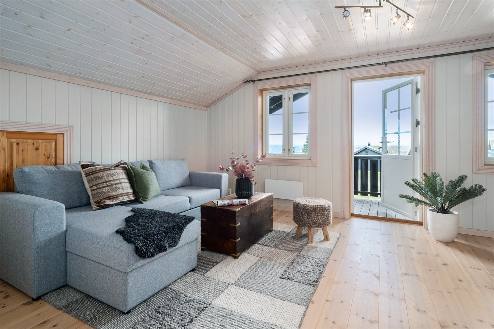 I hyttas andre etasje finner vi stue nr.2 med gode møbleringsmuligheter. Galleribilde