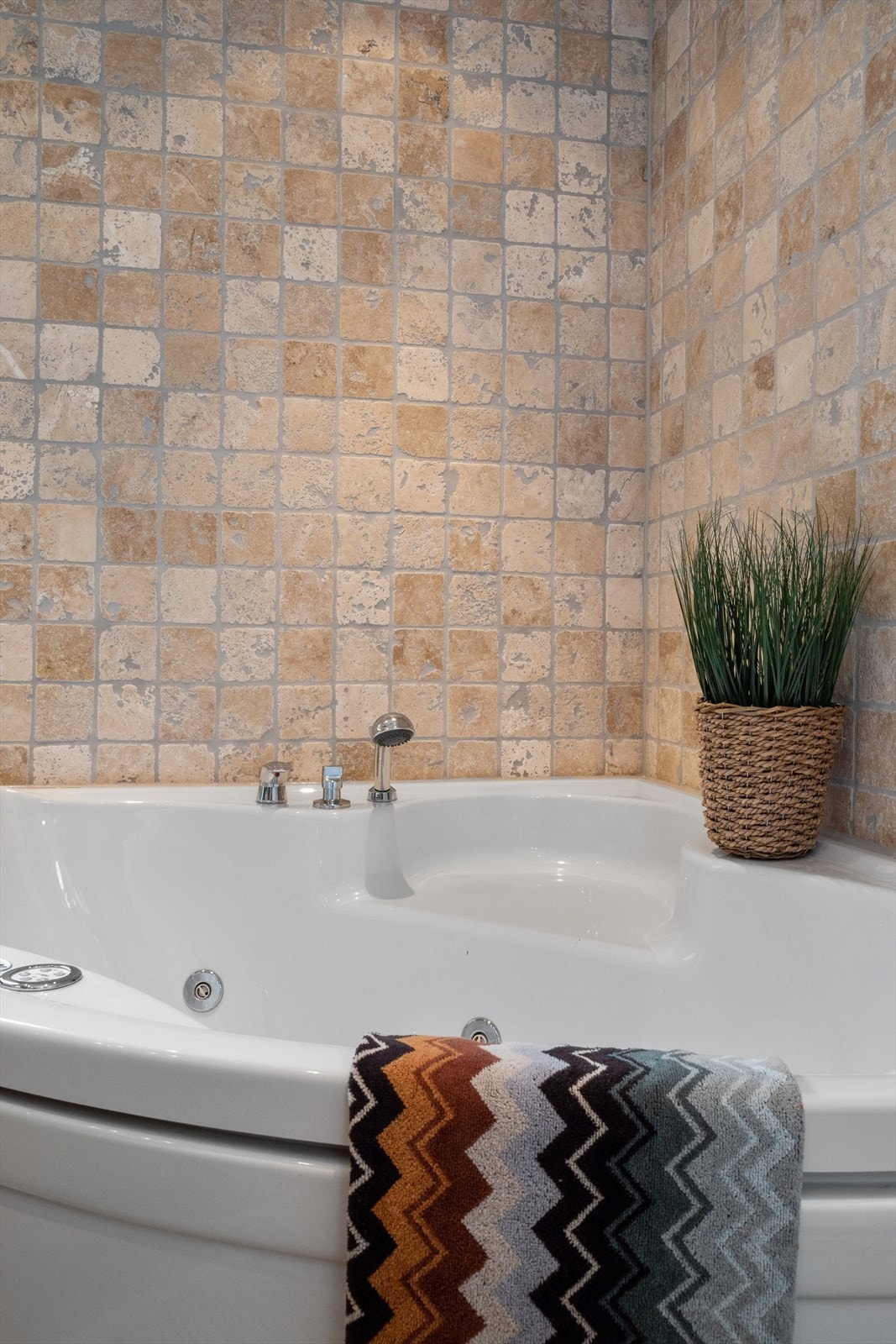 Hytta inneholder to delikate og flislagte bad - ett i hver etasje. Galleribilde