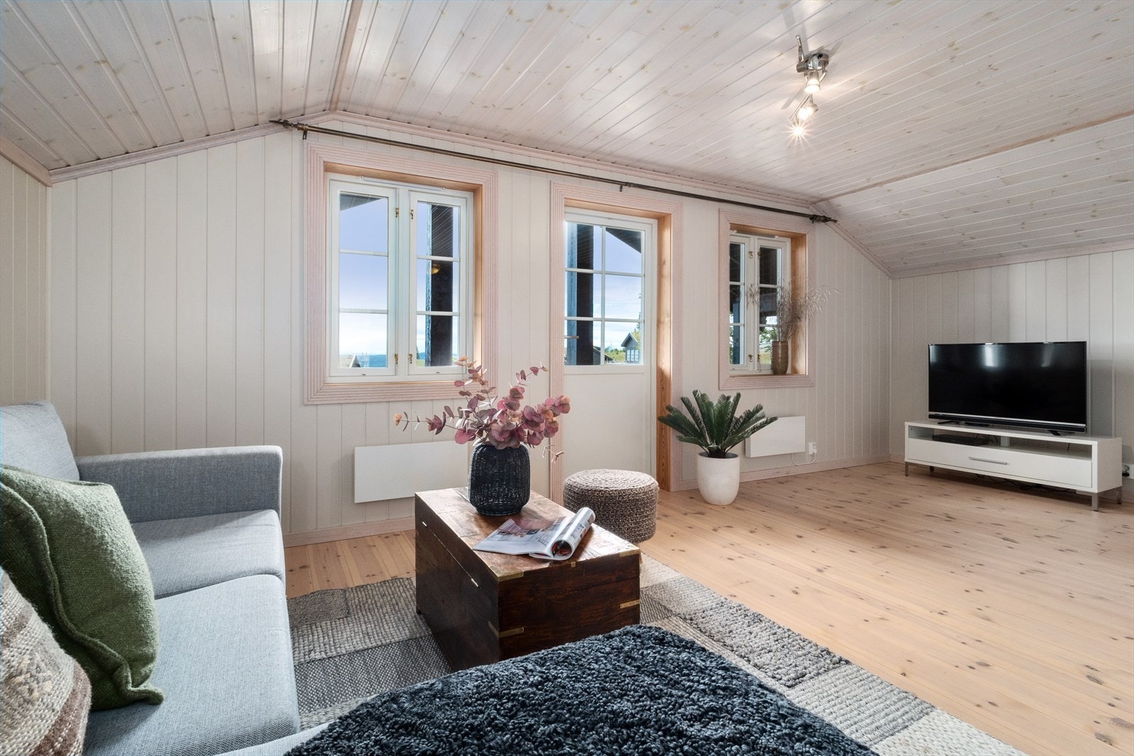 En stue som er svært populær blant barna/ungdommene. Fra stuen er det utgang til overbygget veranda med flott utsikt over området. Galleribilde