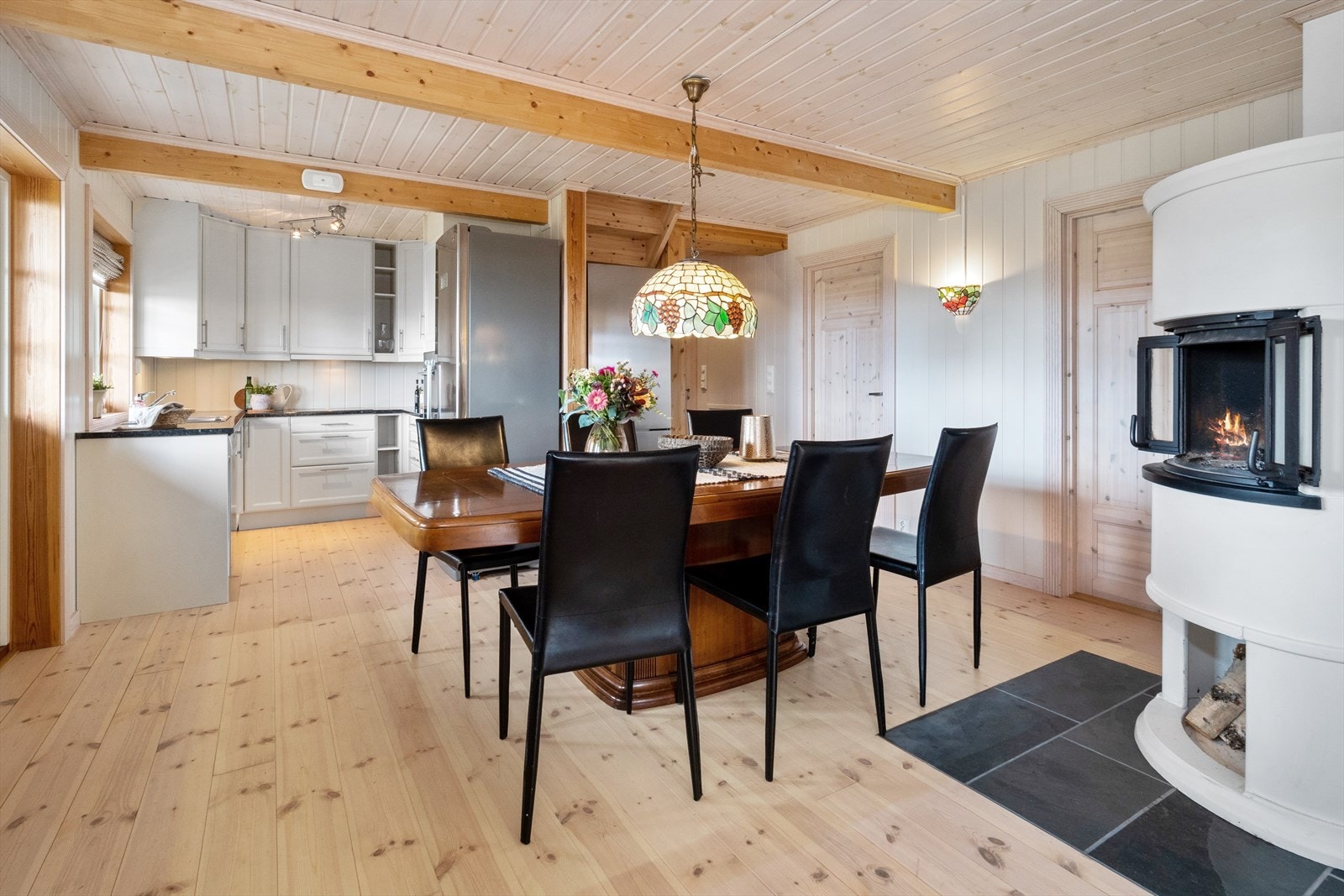 Her kan alle og enhver samles for å nyte et rykende ferskt hyttemåltid servert rett fra kjøkkenet. Galleribilde