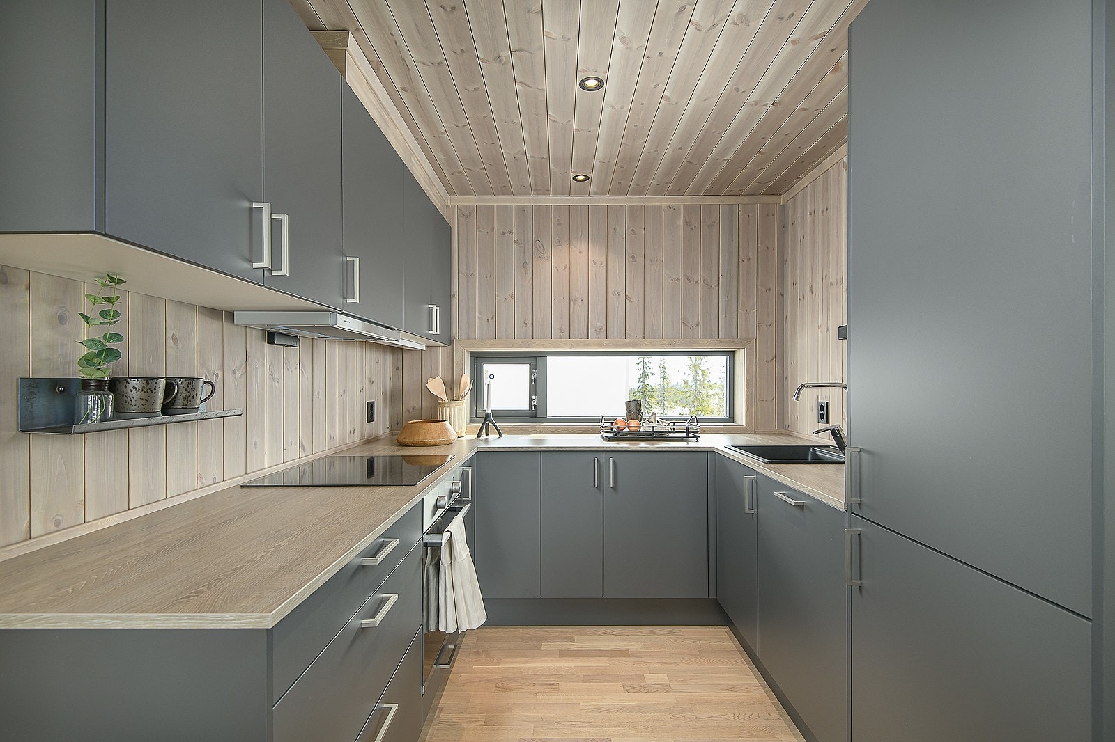 romslig kjøkken med integrerte hvitevarer Galleribilde