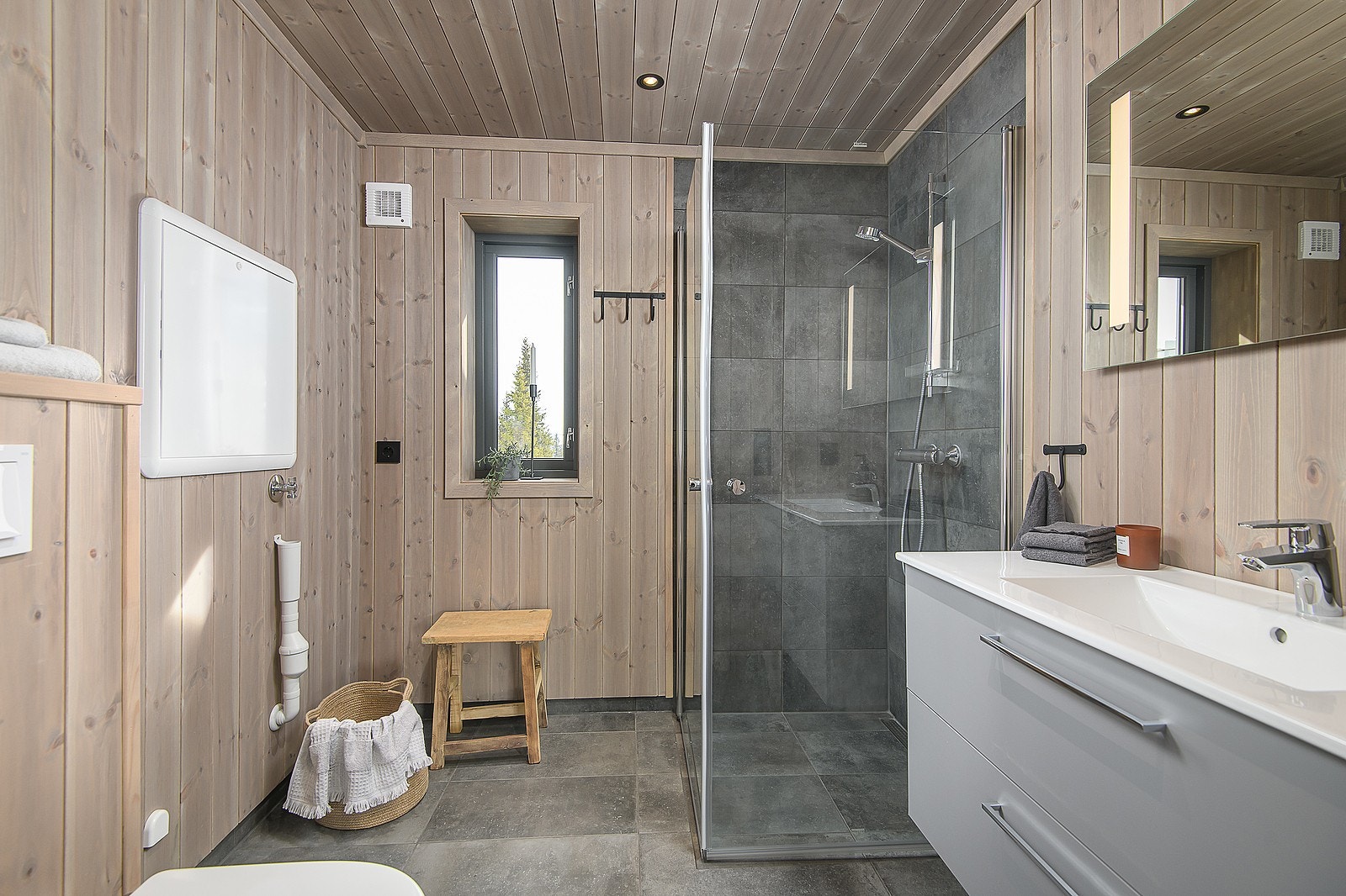 30x60 fliser, unidrain slukrenne i dusj og vegghengt toalett er standard Galleribilde