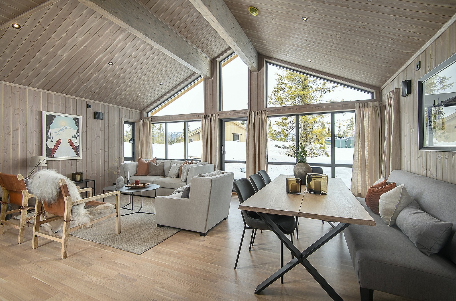 God takhøyde og store vinduer gir masse lys inn Galleribilde