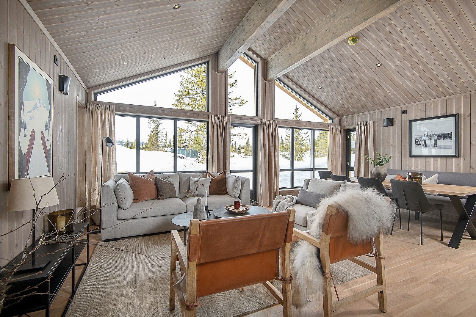 store vinduer som slipper inn mye lys Galleribilde