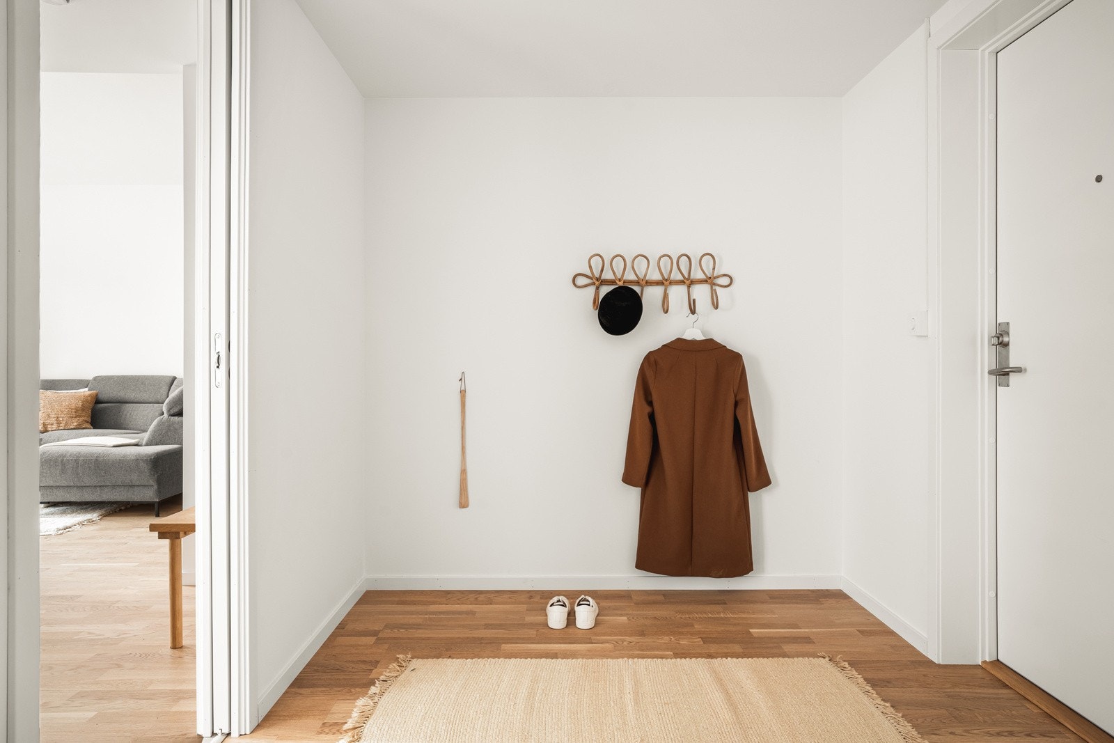 Her er det god plass til å henge fra seg yttertøyet før du beveger deg videre inn i leiligheten. Galleribilde