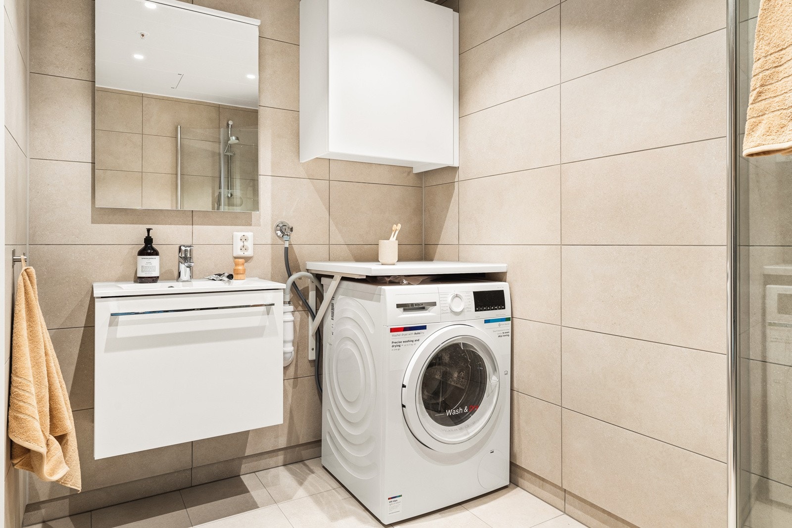 Badet er helfliset med varmekabler i gulvet, innebygget sisterne og selvfølgelig rør-i-rør. Galleribilde