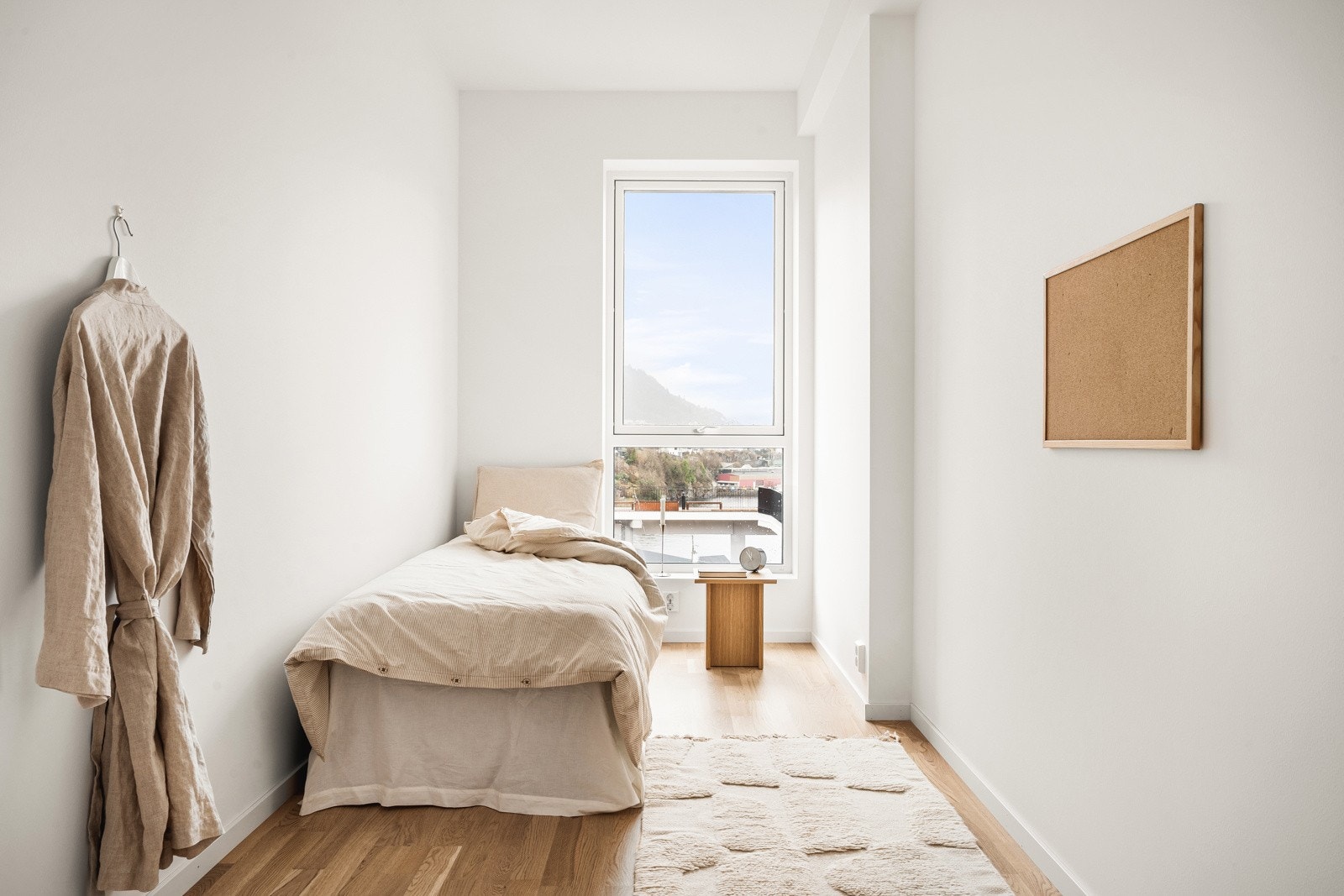 Leilighetens andre soverom kan enkelt innredes med enkeltseng og nattbord. Galleribilde