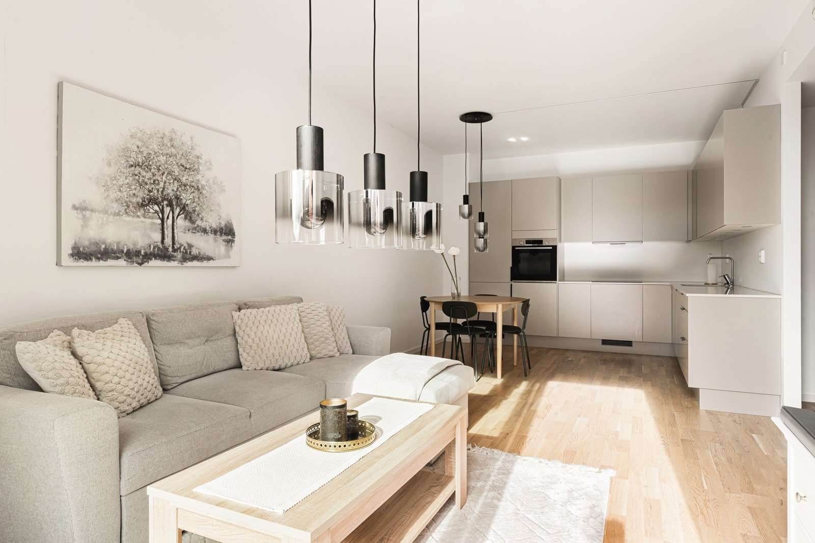 Stuen sin planløsning er god, noe som gjør det enkelt å møblere i ulike soner med egen sofagruppe og spisebord. Galleribilde