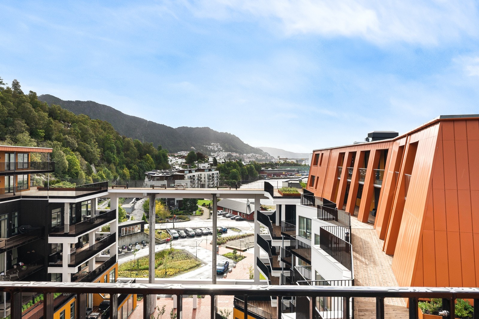 Balkongen er romslig nok til å møblere med en sittegruppe. Perfekt på sommerhalvåret! Galleribilde