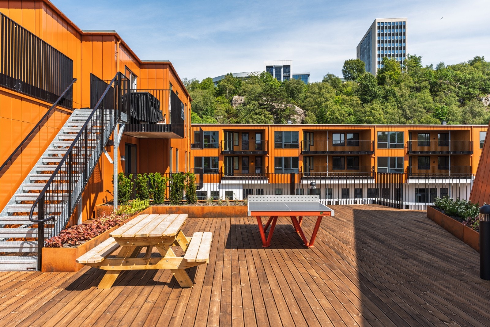 Fra leiligheten er det kort avstand til sameiet sin felles terrasse. Galleribilde