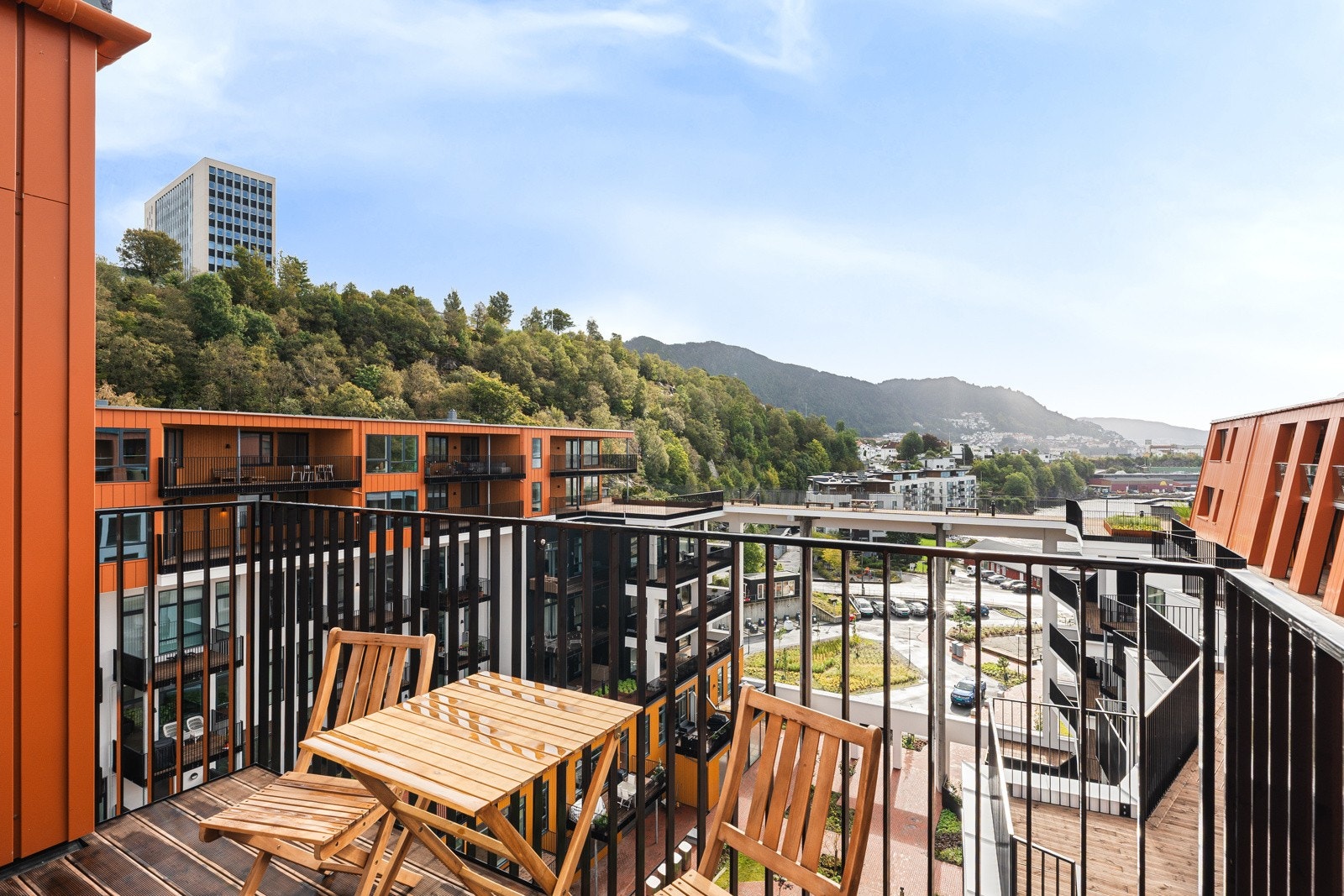 Balkongen ligger høyt og fritt med flott utsikt i retning Sandviken. Galleribilde