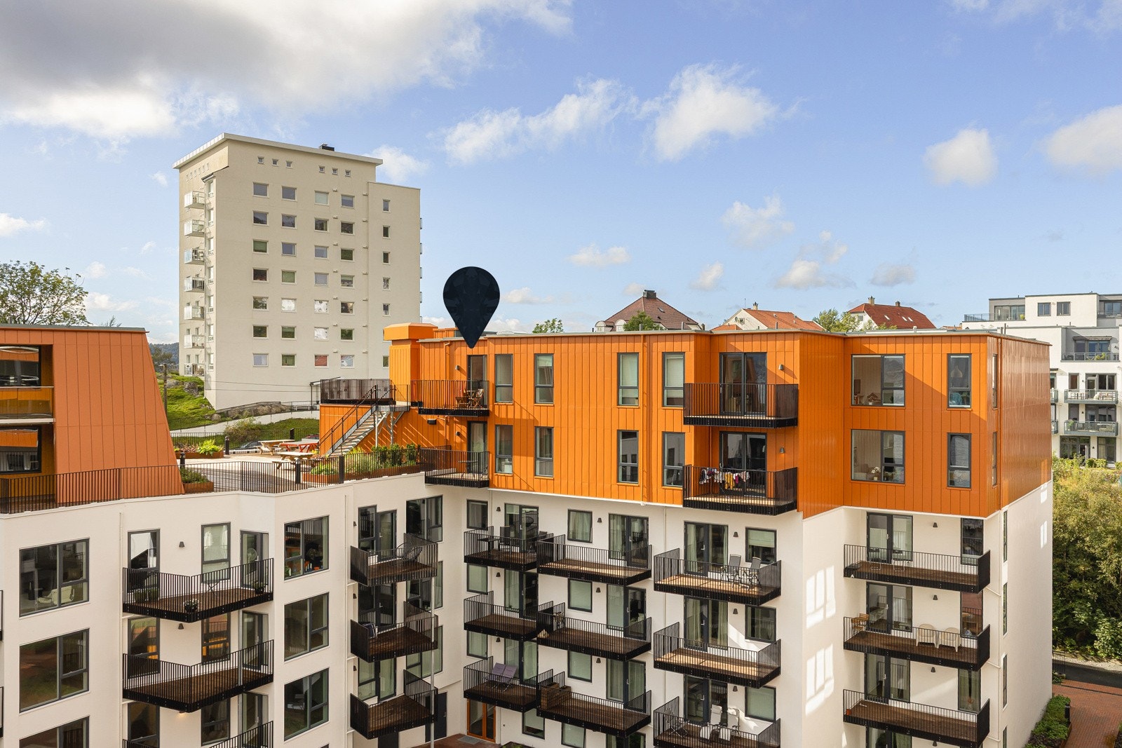 Leiligheten sin plassering i bygget sørger for gode solforhold. Galleribilde