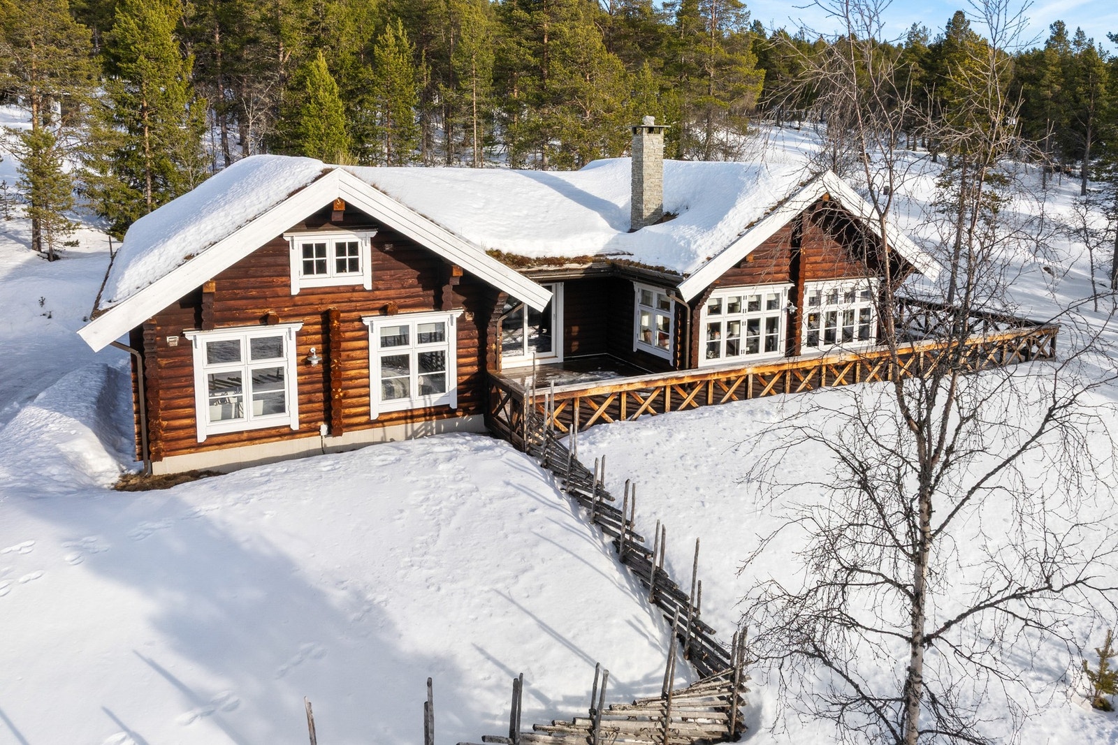 En flott tømmerhytte fra 2005 - omgitt av storslått natur og uendelige turmuligheter. Galleribilde