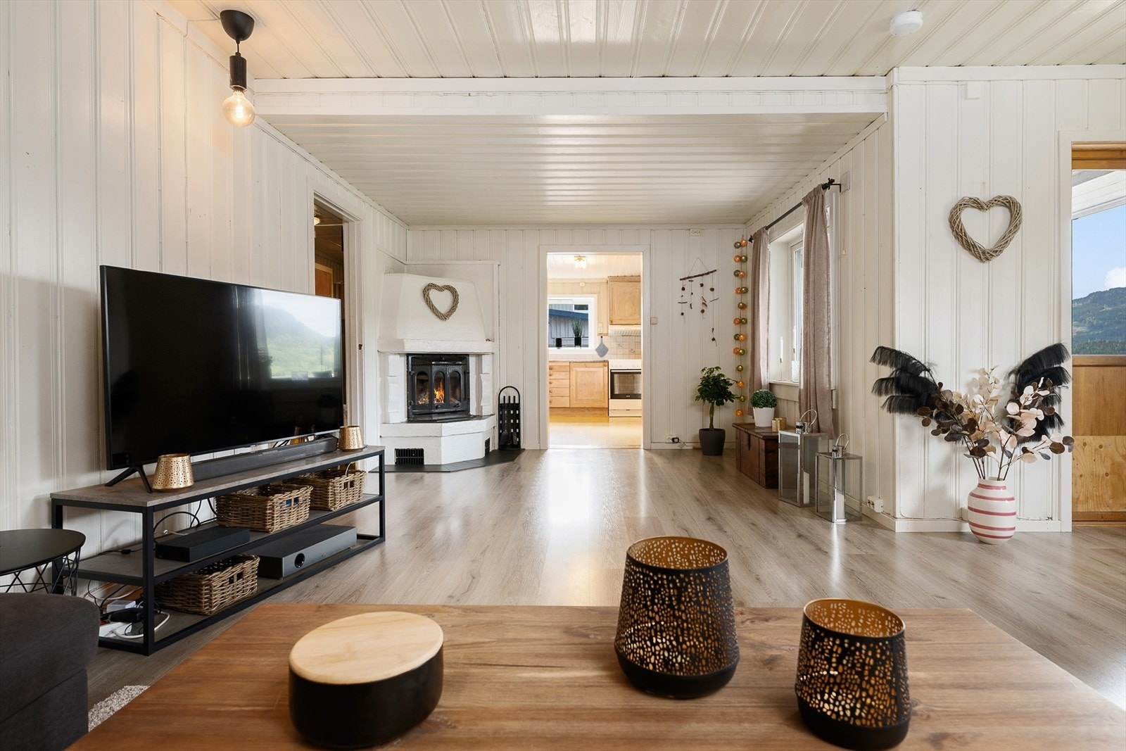 Murt peisovn med glassdør sørger for hyggelig stemning og varme Galleribilde