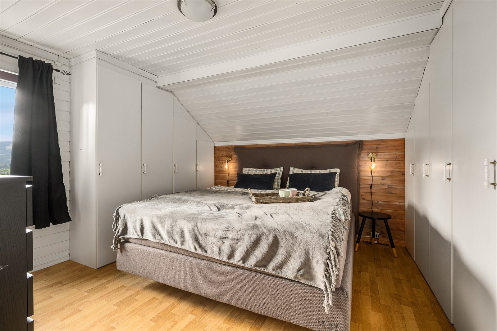 Etasjen består av 2 soverom med plassbygde garderobeskap Galleribilde