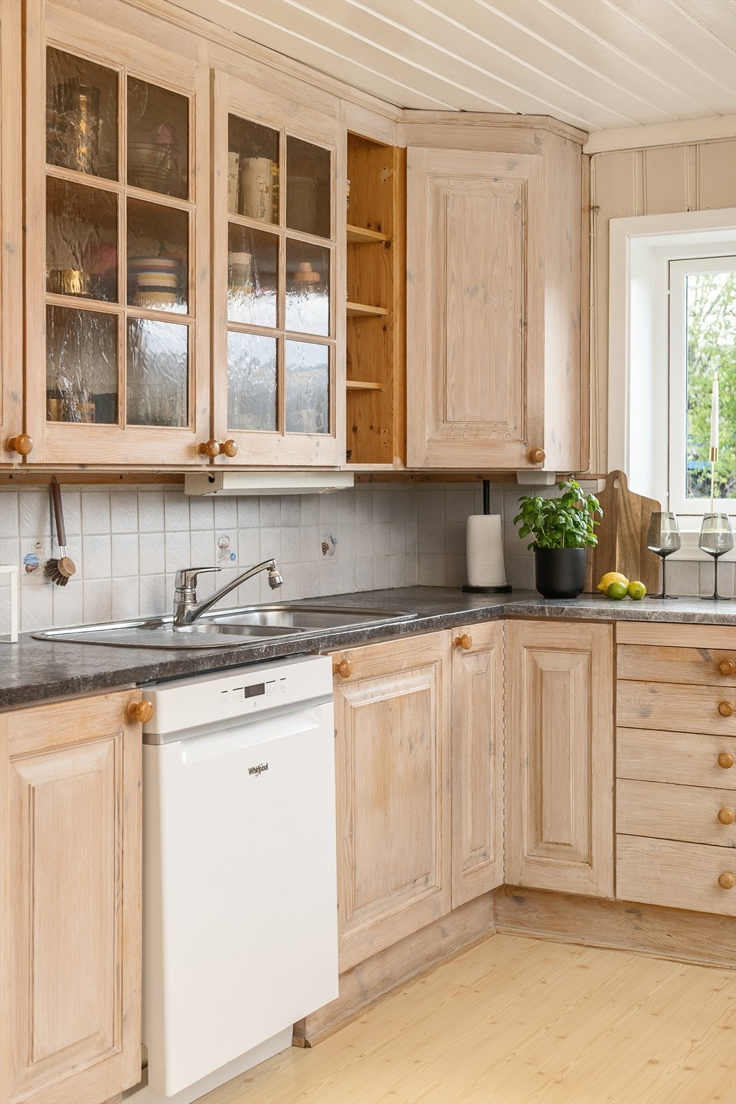 Det er plass til oppvaskmaskin, komfyr, kjøl-/fryseskap og vaskemaskin Galleribilde