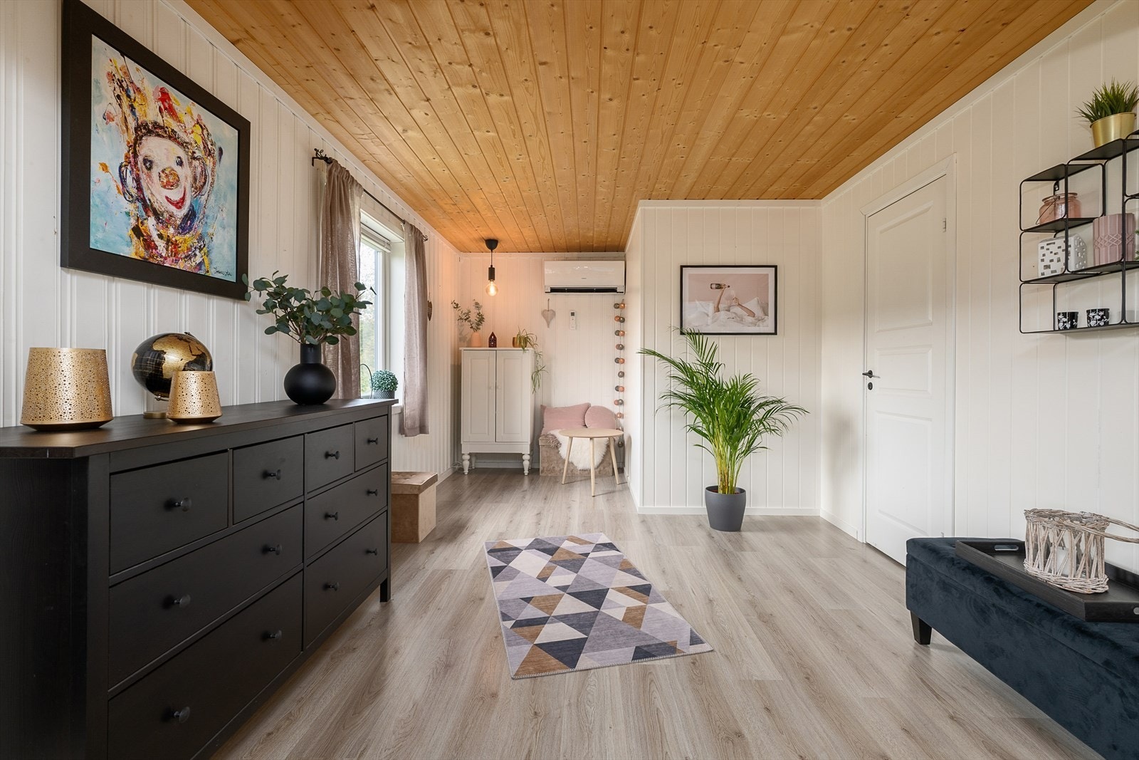 Stuen har også innsatt varmepumpe som bidrar med jevn temperatur Galleribilde