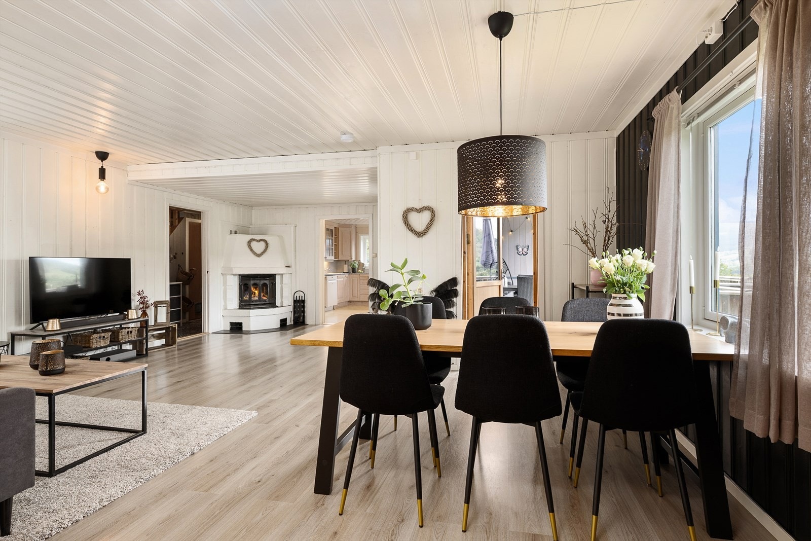 Stuen er i behagelig størrelse med gode muligheter for møblering etter ønske Galleribilde