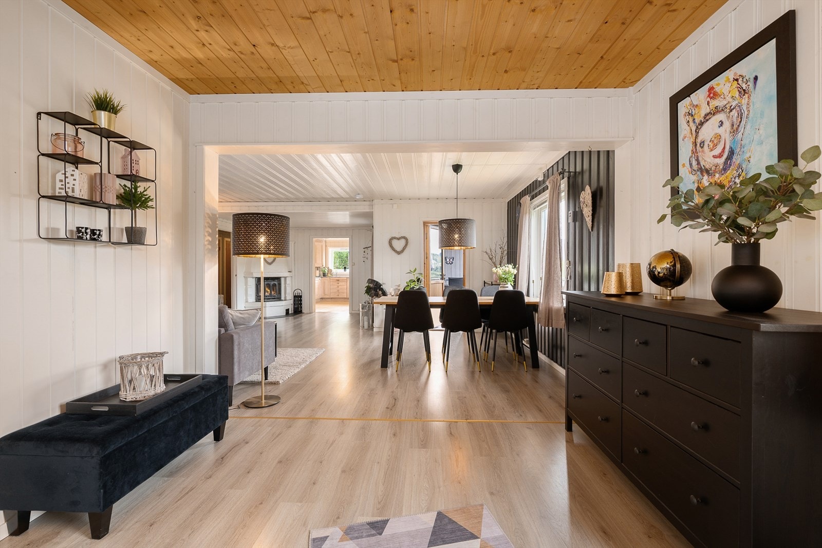 De store vindusflatene slipper inn naturlig belysning i rommet Galleribilde