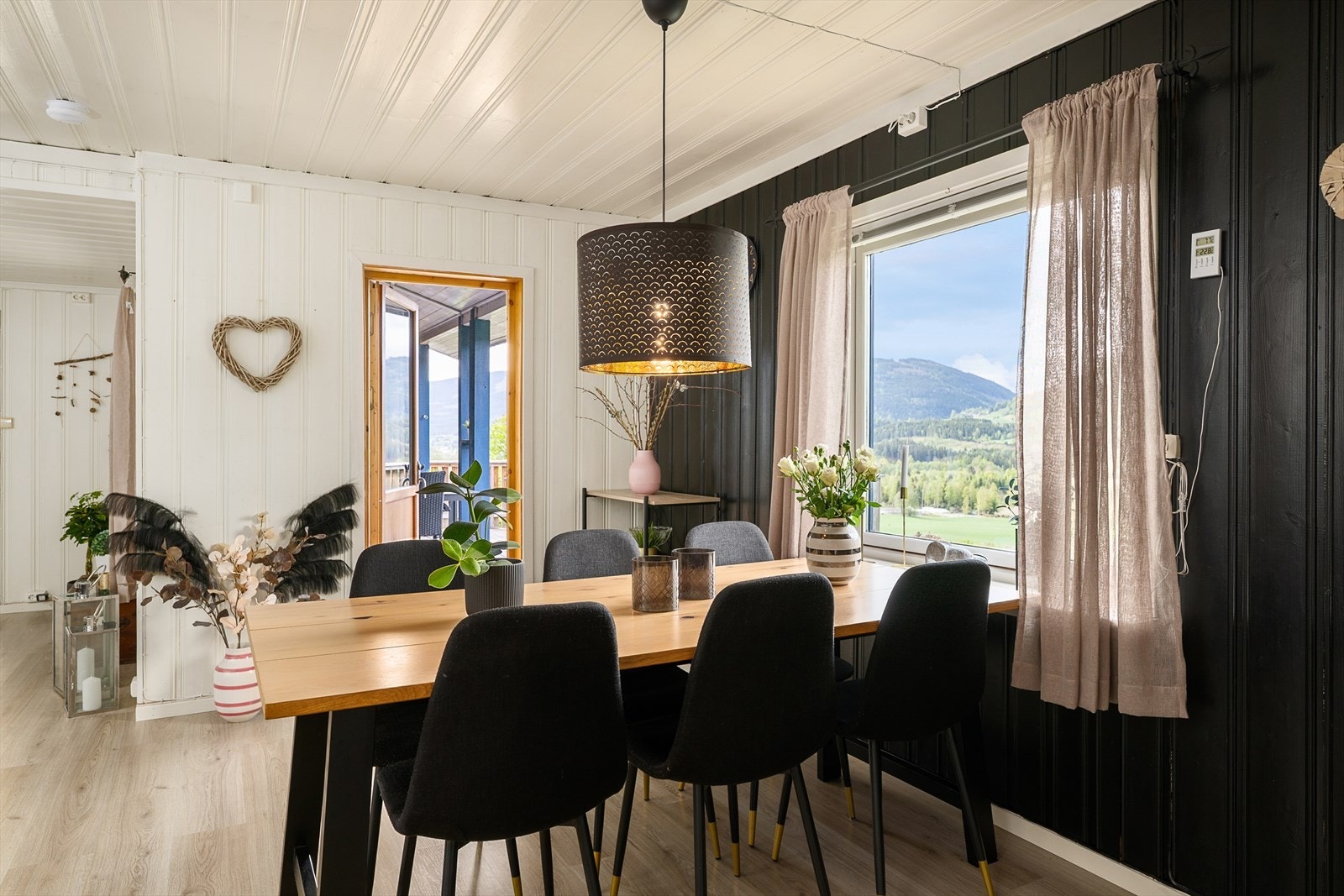 Fra rommet er det utgang til delvis takoverbygget terrasse Galleribilde