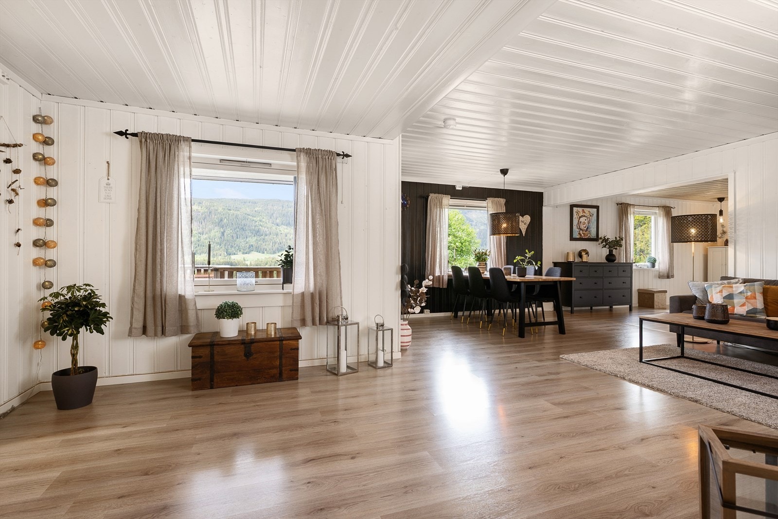 Innvendig har boligen lyse farger i de fleste rom Galleribilde