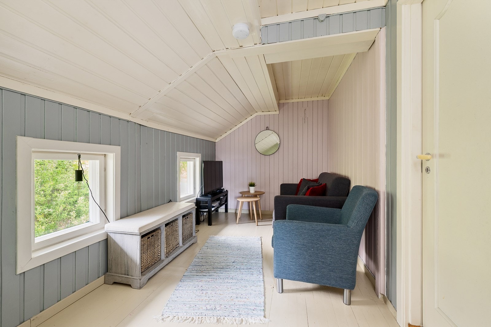 Hyggelig tv-krok i 2.etasje er malt i lyse farger Galleribilde