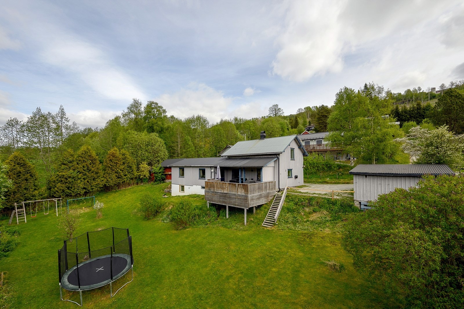 Eiendommen her et pent opparbeidet uteområde med plenareal og beplanting! Foto: Lars Marius Bækkevold Galleribilde