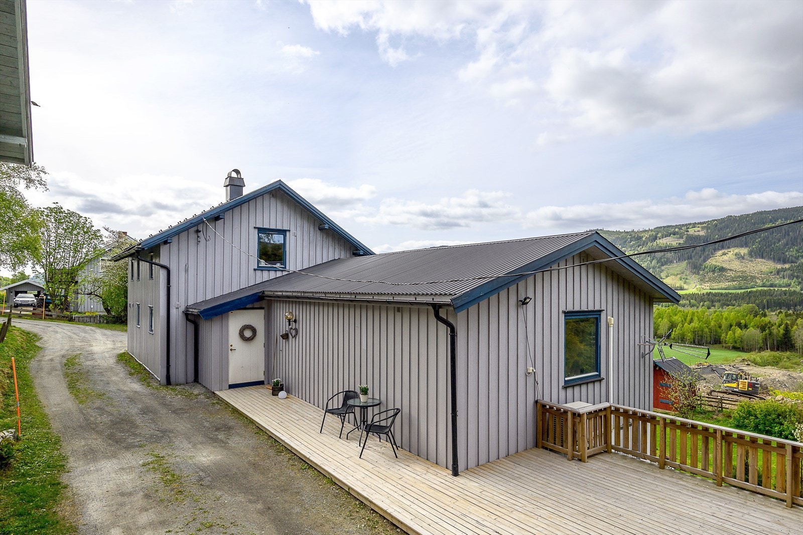 Terrassert inngangsparti med plass til utemøbler Galleribilde