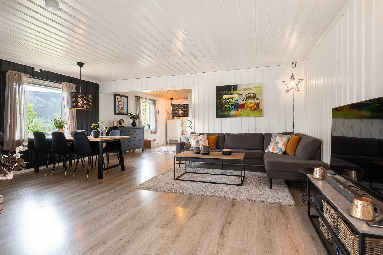 Stuen byr opp til hyggelige stunder med familie og venner Galleribilde