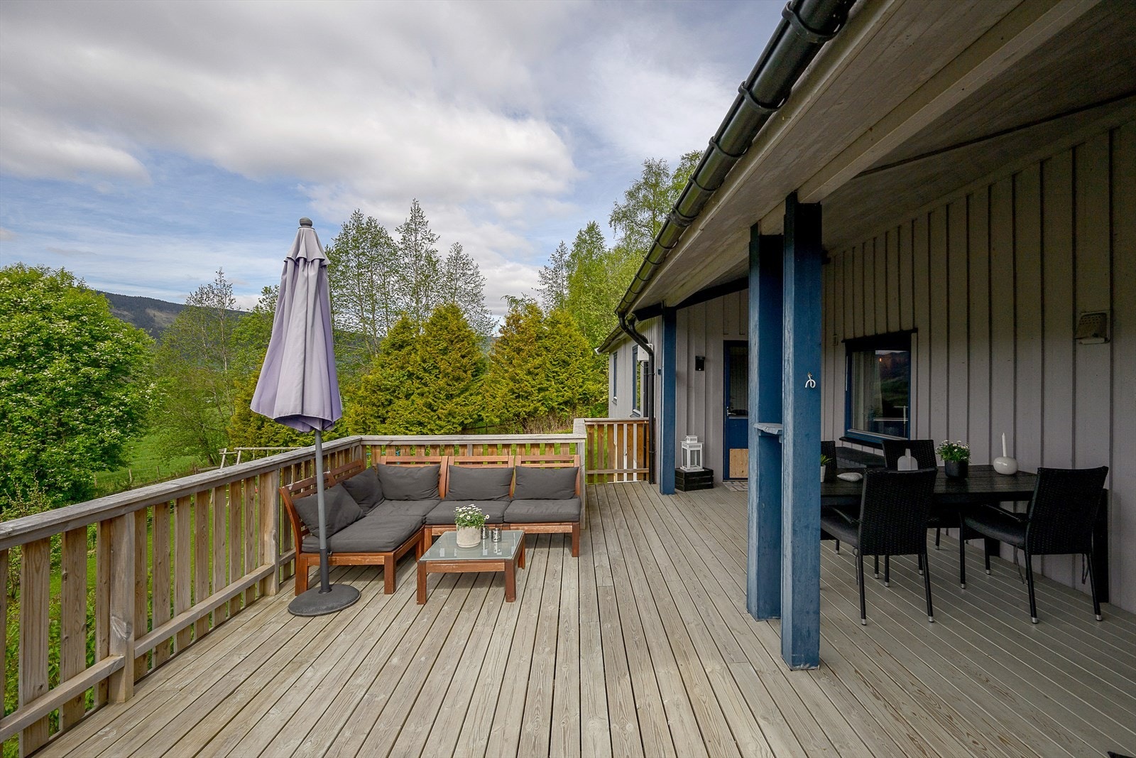 Terrassen har god plass til utemøbler Galleribilde