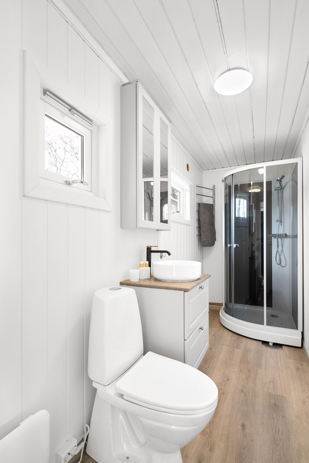 Baderommet med vanlige fasiliteter. Galleribilde