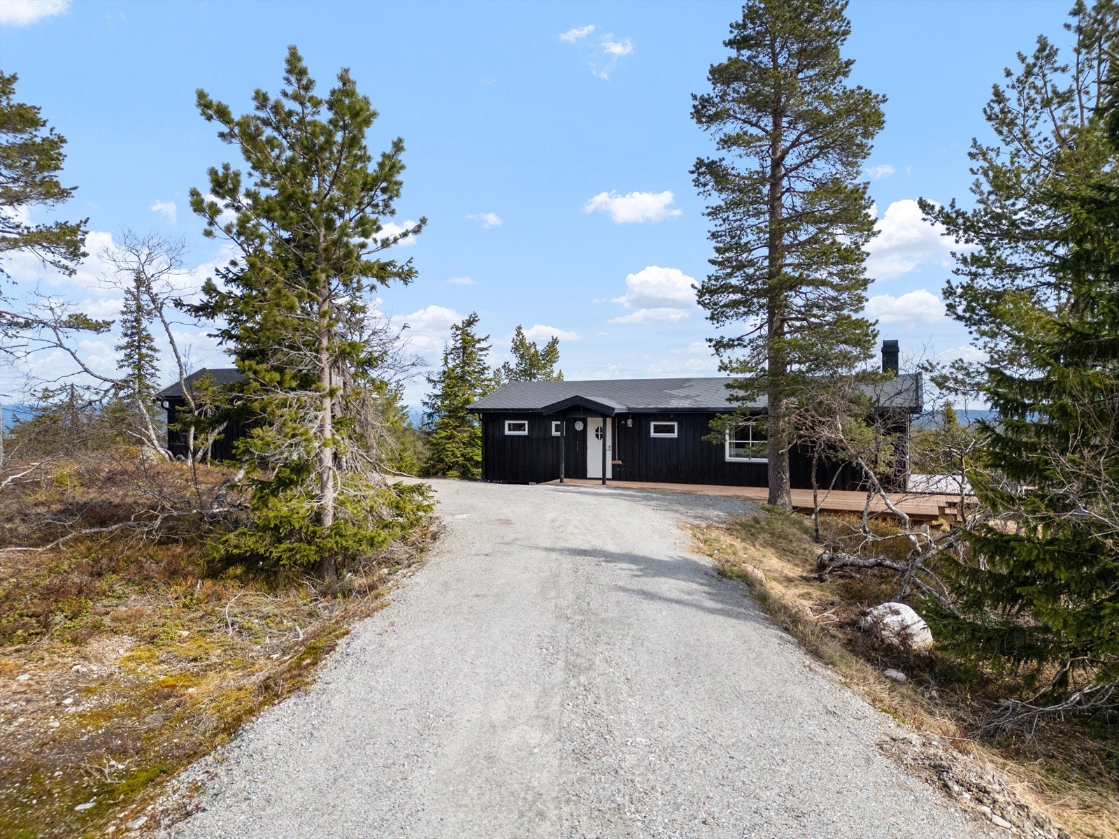 Det er nylig etablert bilvei helt frem til hytteveggen, med enkel helårs adkomst. Galleribilde