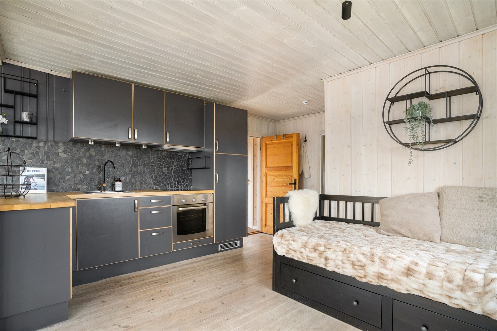 Innrendning med glatte fronter og benkeinnredning med overskap. Galleribilde