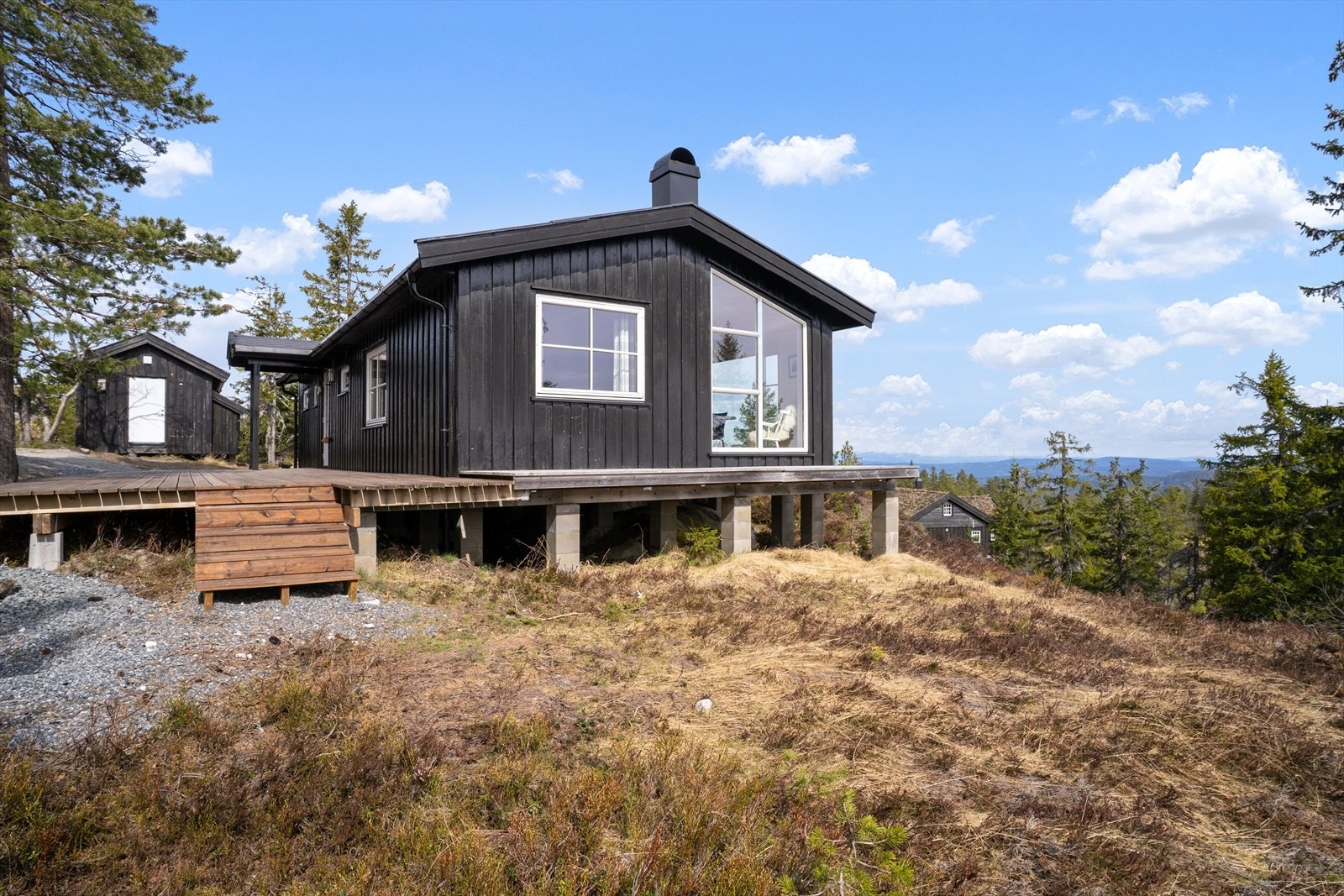 Terrassene strekker seg rundt eiendommen, med dels nyere og dels eldre platting. Galleribilde