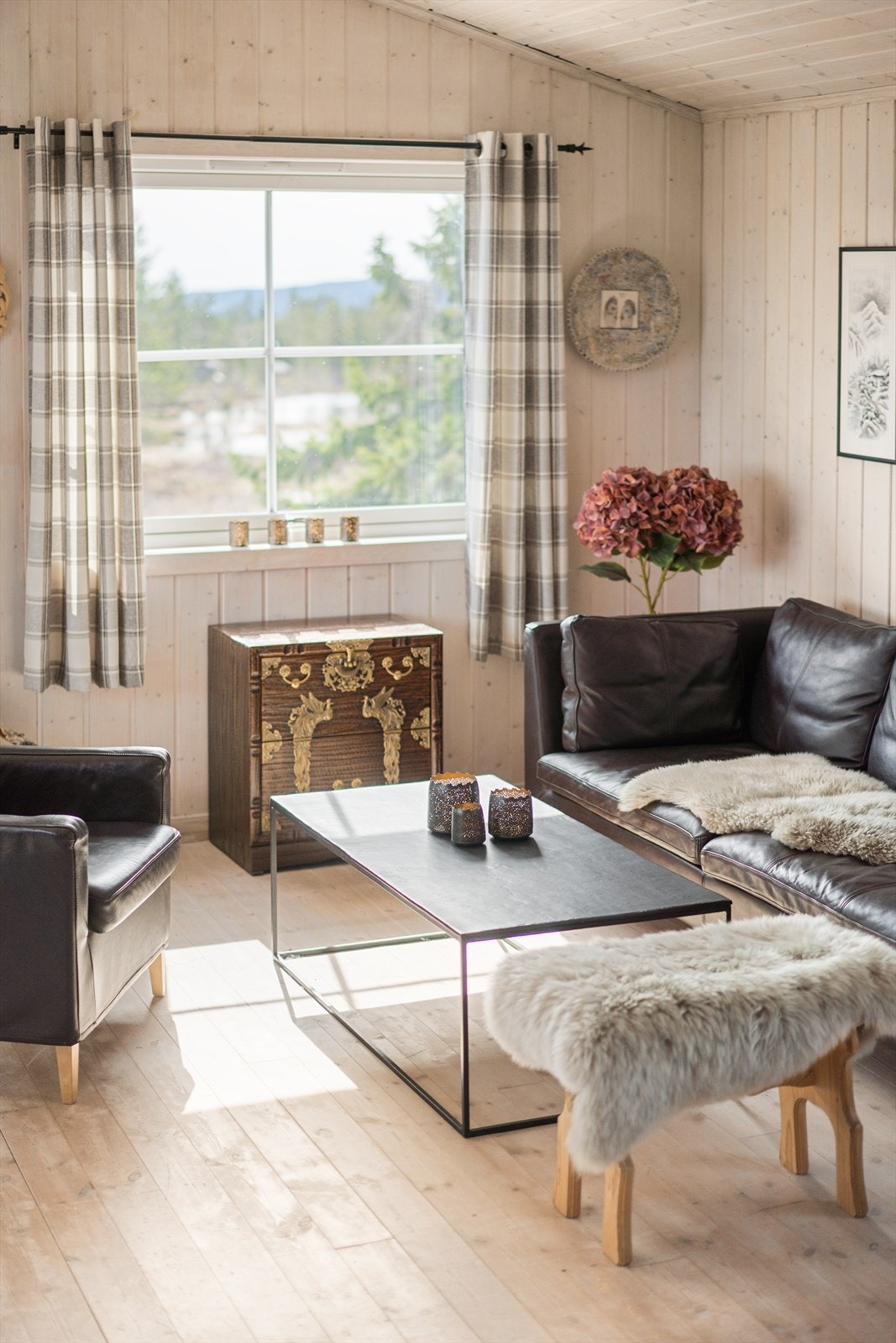 Stuedel, med lyse, tidsriktige, og organiske material- og fargevalg. Galleribilde