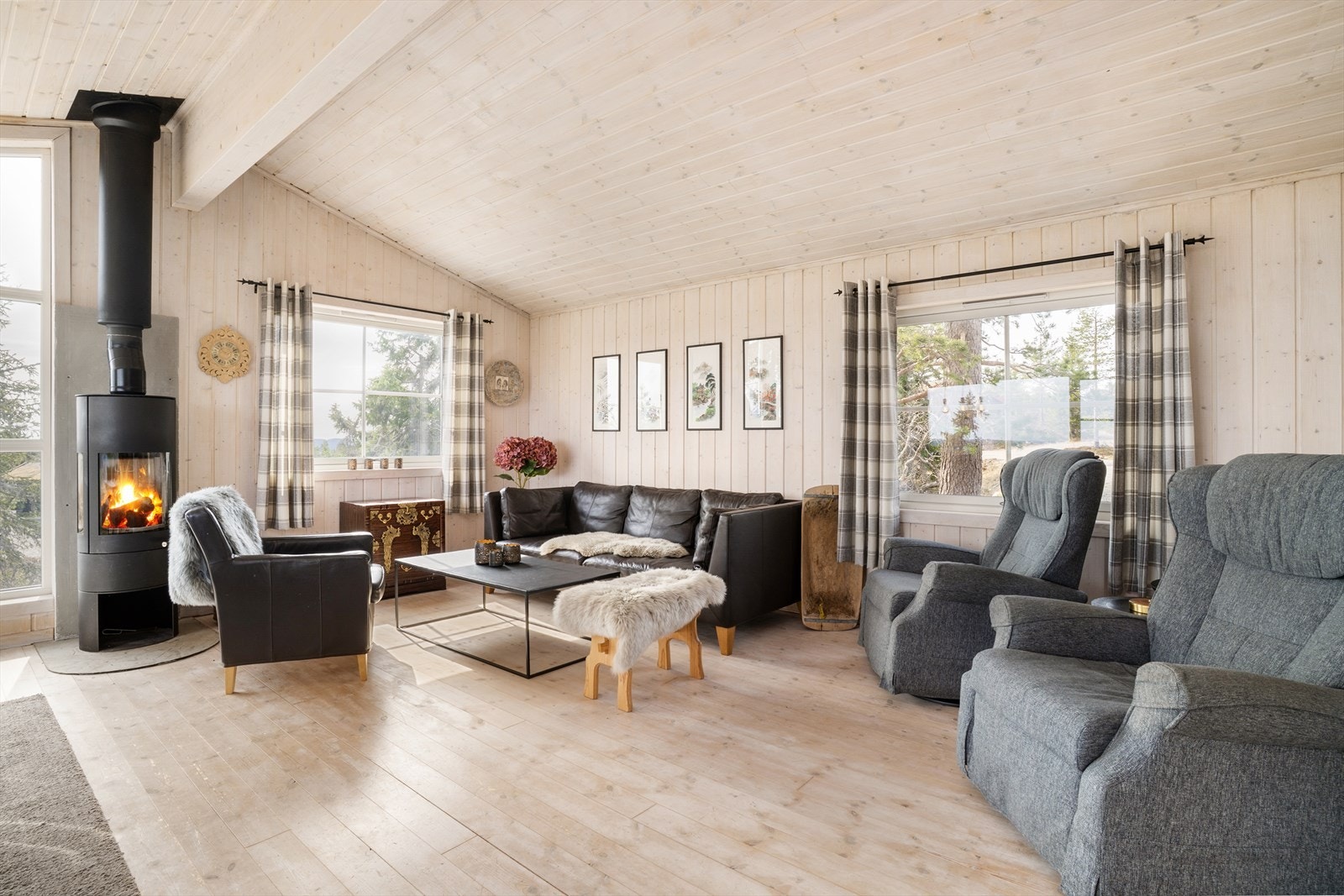 Et sosialt og åpent oppholdsrom, med plass til å kunne samle store og små. Galleribilde