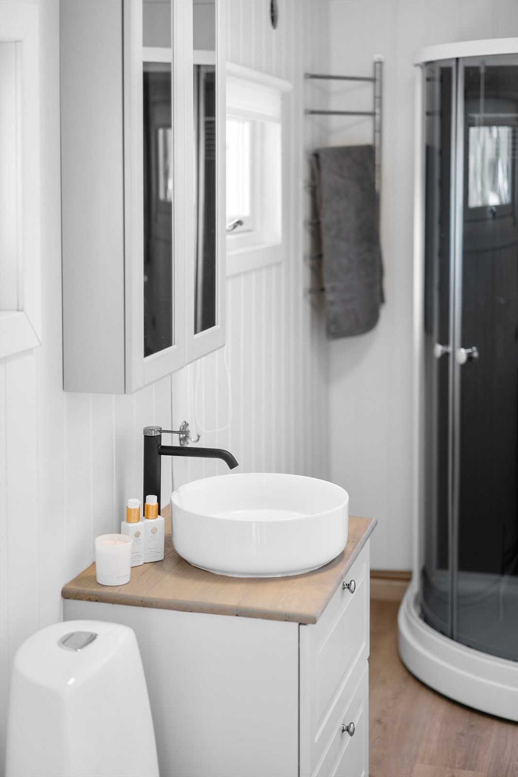 Her har man vannklosett, dusjkabinett og en vaskeservant med skuffinnredning. Galleribilde