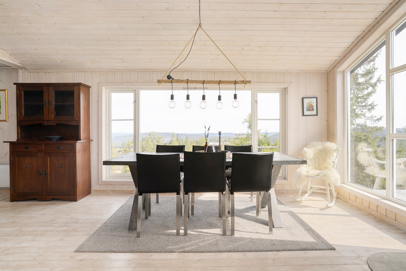 Usjenert og fredelig, tett på naturen og fjellene. Galleribilde