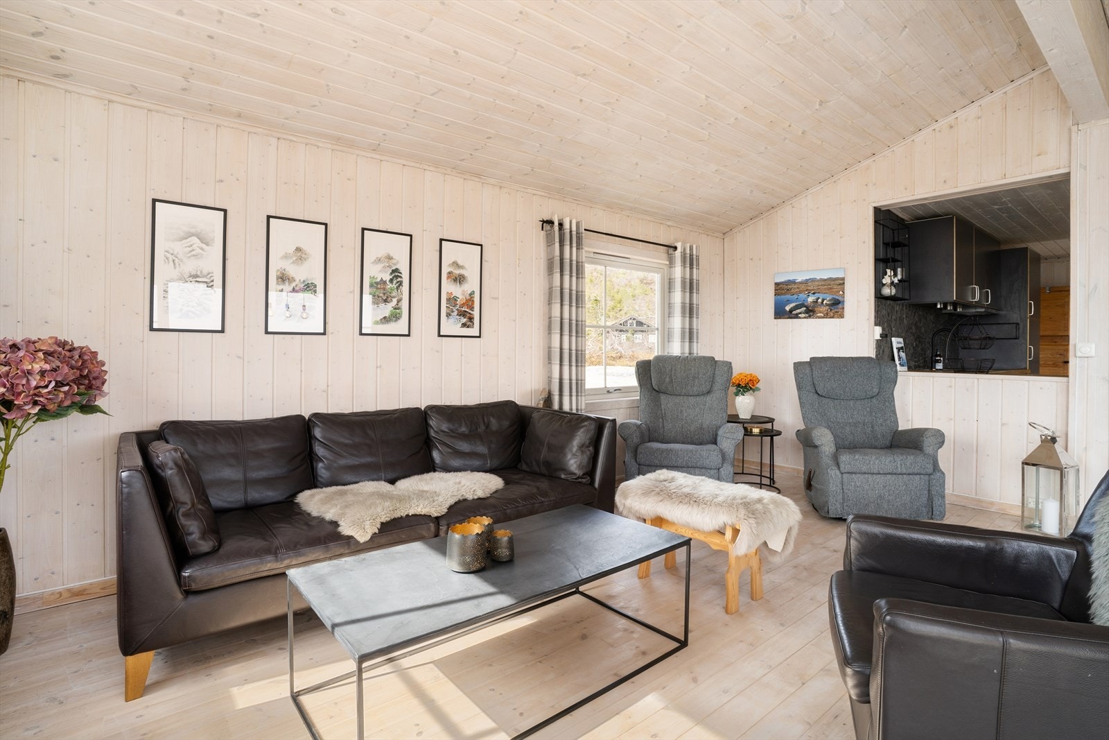 Stueavdeling med plass til både godstoler og sofagruppe. Galleribilde