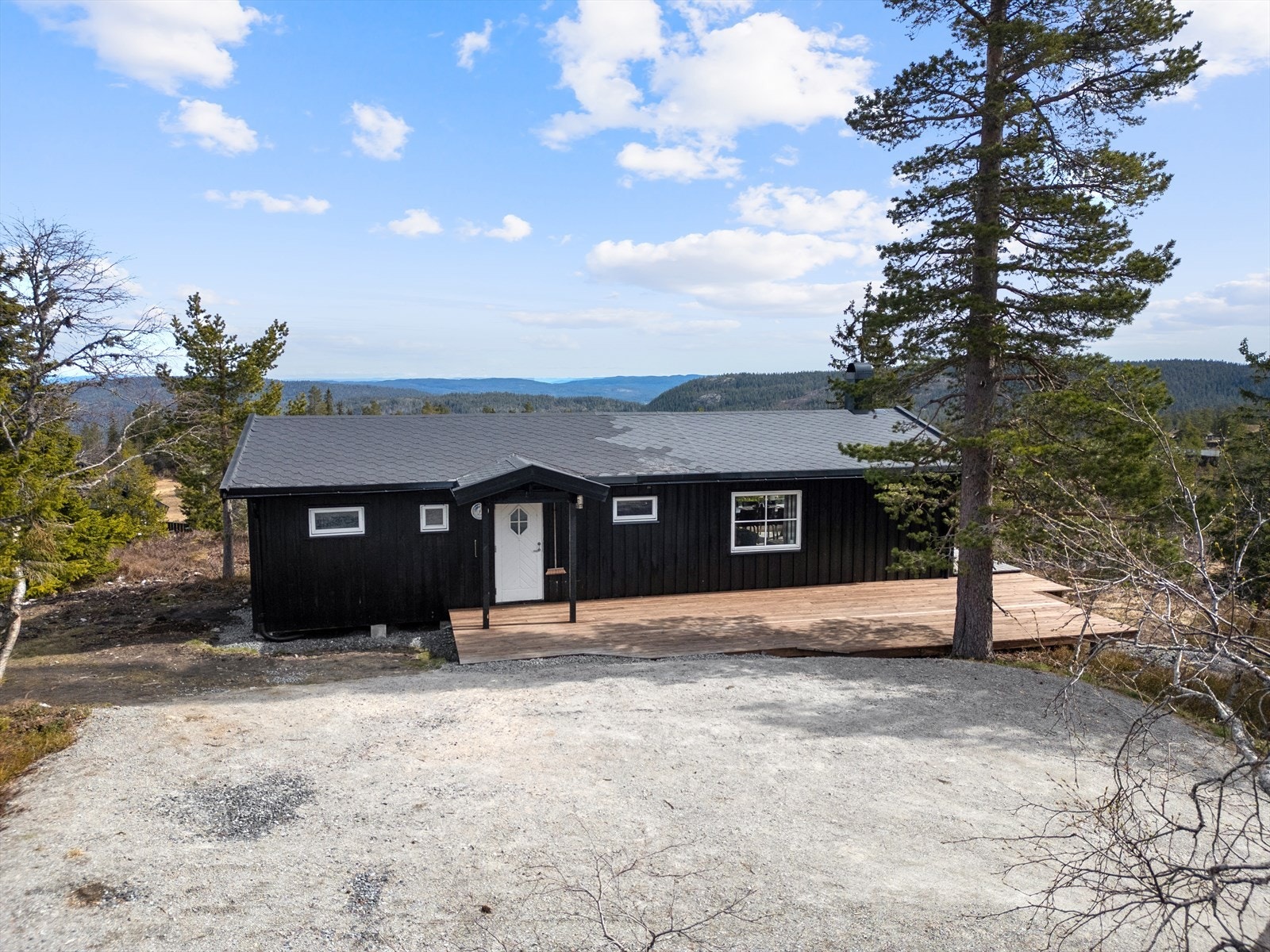 Enkel adkomst og god biloppstillingsplass like utenfor døra. Enkelt til alle fire årstider. Galleribilde