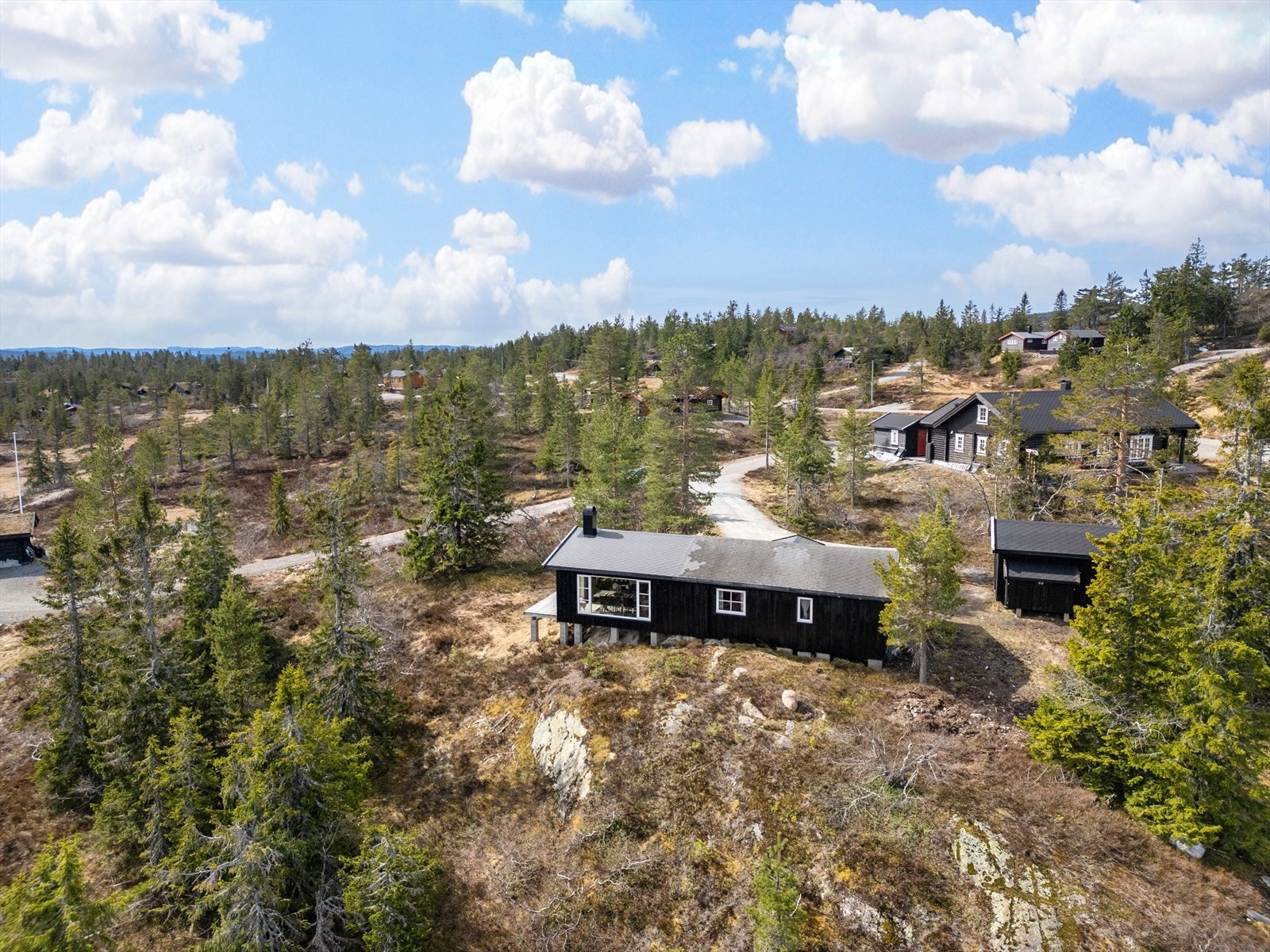 Hytta ligger usjenert og solrikt til, og har flott utsikt! Galleribilde