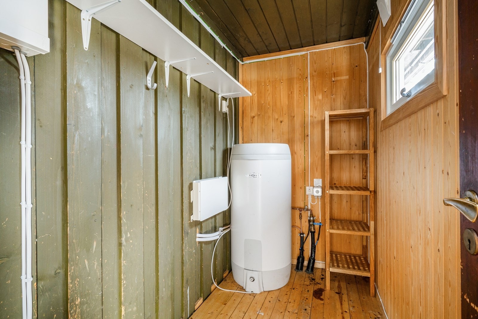 Bod/teknisk rom innvendig i hytta, blant annet med varmtvannsbereder og sikringsskap. Elvestadkabel på vanninntak, med varmestyringsmulighet. Galleribilde