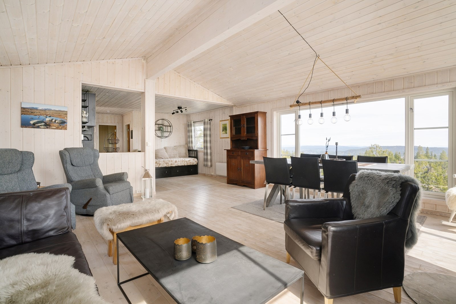 Lyst og luftig under taket, med en godt dimensjonert limtredrager i mot himlingen. Galleribilde