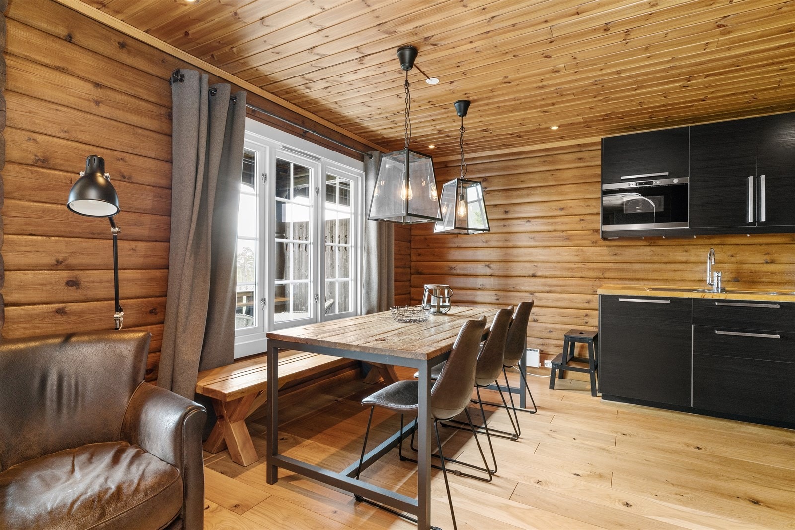 Romslig kjøkken med god plass til spisegruppe. Galleribilde